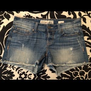 Women BKE STELLA denim shorts. Size 29